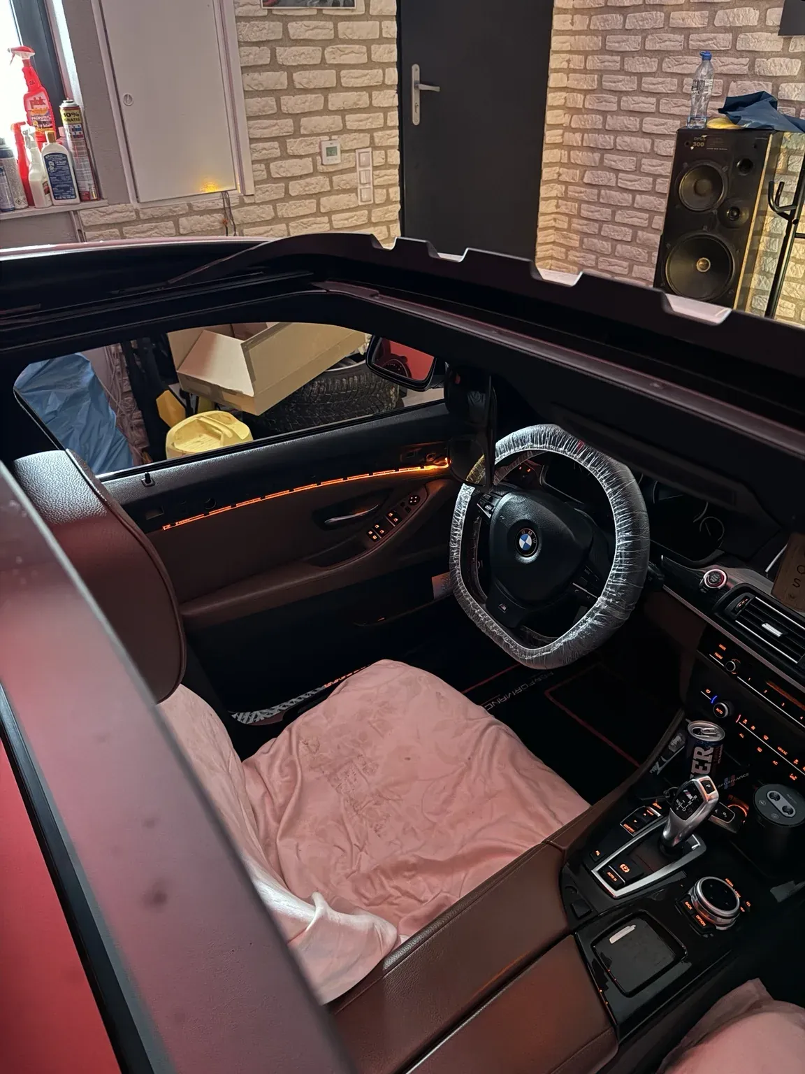 BMW z pomarańczowym Ambient Light — widok przez szyberdach