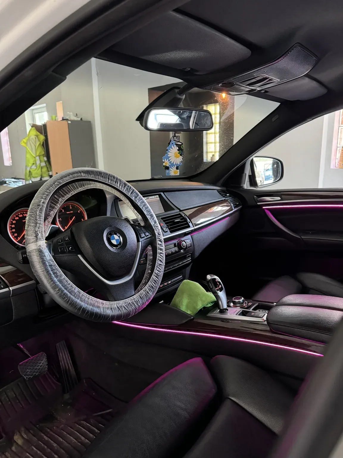 BMW z różowym ambientem