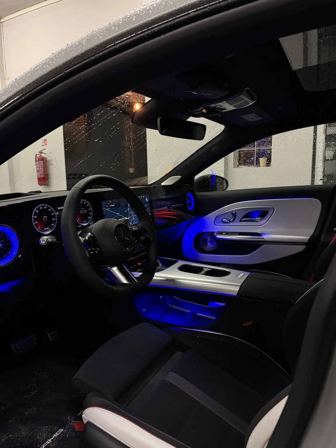 Mercedes z niebieskim ambientem