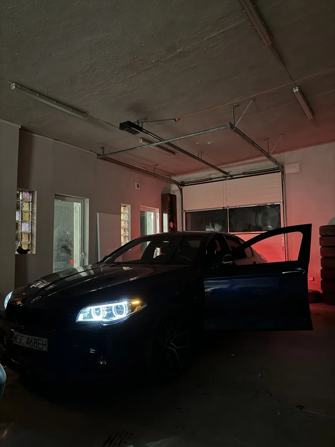 Niebieskie BMW nocą